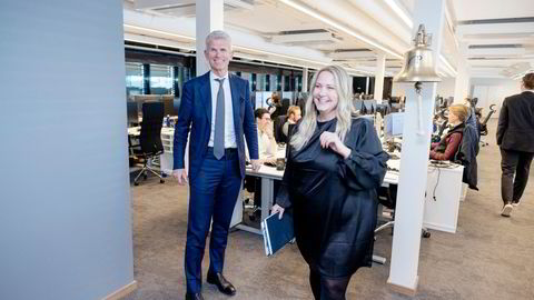 På en av stolpene ved meglerbordet henger skipsklokken som ringer hver gang en transaksjon gjennomføres. Toppsjef Christian Jomaas og finansdirektør Camilla Kempe i Pareto Securities må ringe inn et resultatfall etter fjoråret.