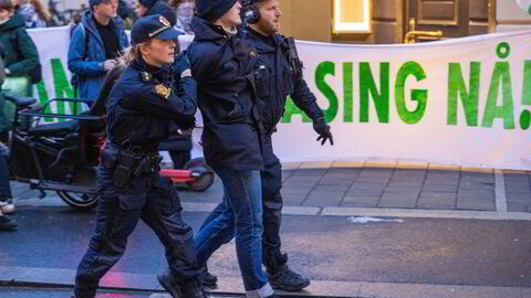 En demonstrant blir ført vekk av politiet på Equinors høstkonferanse 2024.