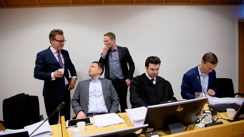 Bank Norwegian møtte saksøkerne Monobank, Ikano Bank og Komplett Bank i striden om annonser på Google. Bank Norwegian vant frem i både tingrett og lagmannsrett. Her ved markedsdirektør i Bank Norwegian, Fredrik Mundal (i grå dressjakke), med advokater.
