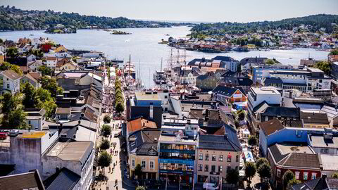 Under Arendalsuka er Arendal et sted der statsministeren, regjeringsmedlemmer og lederne for landets største bedrifter trasker gatelangs og slår av en prat med både journalister og vanlige folk. En slags Kardemommeby for makten der tilliten er stor og diskusjonsklimaet konstruktivt.