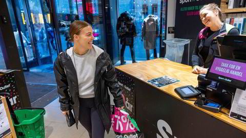Mirjam Berge Gregersen (28) kjøper julegave til sin far på Sport Outlet i Karl Johans gate ved Egertorget og blir hjulpet av Malin Svensson.
