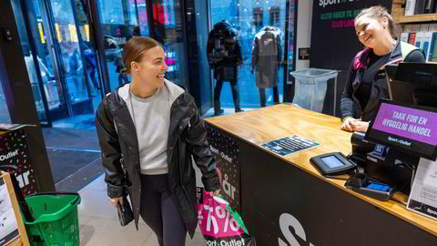 Mirjam Berge Gregersen (28) kjøper julegave til sin far på Sport Outlet i Karl Johans gate ved Egertorget og blir hjulpet av Malin Svensson.