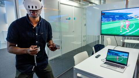 VR-brillene skal lage mest autentiske opplevelser på fotballbanen. Andreas Olsen i tek-selskapet Be your best mener spillerne har stort utbytte av scenariotrening for å få overblikk på banen.