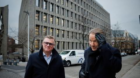 Jonas Palmqvist (til venstre) og Lars Erik Grønntun er sjef og styreleder i Paritee. Her avbildet foran Erling Viksjøs ikoniske trekantbygg på St. Olavs plass i Oslo, der deres første oppkjøp, GK, har hovedkvarter.