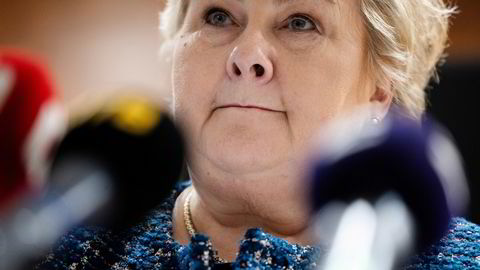 Erna Solberg blir angrepet av Jonas Gahr Støre for å ha brutt valgløfte.