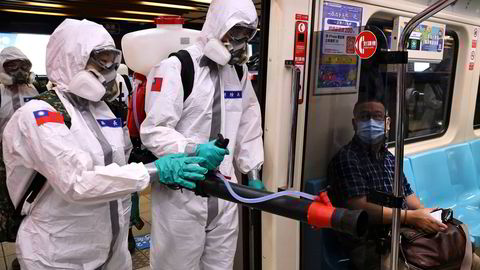 Taiwan hadde under 1000 smittetilfeller totalt fra pandemiens begynnelse frem til begynnelsen av mai. Nå er det over 500 nye smittetilfeller daglig. Soldater er satt inn for å desinfisere blant annet undergrunnsbanen i hovedstaden Taipei – som her på tirsdag.