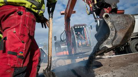 Lønn henger sammen med produksjon, skriver artikkelforfatteren. Bildet er fra asfaltlegging på Skjeggestadåsen ved E18.