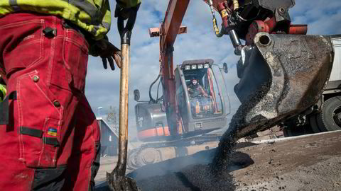 Lønn henger sammen med produksjon, skriver artikkelforfatteren. Bildet er fra asfaltlegging på Skjeggestadåsen ved E18.