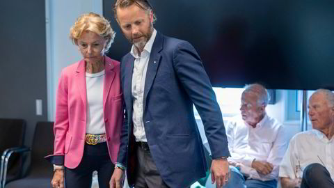 Dette er ikke første runde i retten for familien Wilhelmsen. Her ønskes Thomas lykke til av sin mor Ninni, før han skal vitne mot sin kusine Hannah.