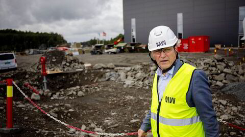 Morrow-sjef Lars Christian Bacher på et tidligere besøk fra byggeplassen til selskapets første fabrikk utenfor Arendal. Nå advarer han om at det står om selskapets overlevelse dersom det ikke får på plass et nytt statlig lån med hyggelig rente.