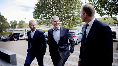 Tidligere Danske Bank-sjef Thomas Borgen (i midten) er på plass under søksmålet mot ham i København onsdag. Her flankert av advokatene Jimmy Skjold Hansen og Peter Schradieck.