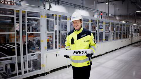 Birger Steen i Freyrs testfabrikk i Mo i Rana i januar i år. Han holder en modell av batteriet de håper å bygge.