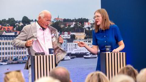 Eiendomsinvestor Christian Ringnes og Marie Sneve Martiniussen, konstituert leder for partiet Rødt på scenen i DN-teltet under Arendalsuken.