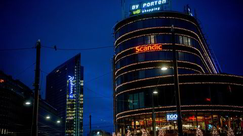 Regjeringens nye koronatiltak rammer hotellene hardt. Her Oslo-hotellene Radisson Plaza og Scandic Byporten.