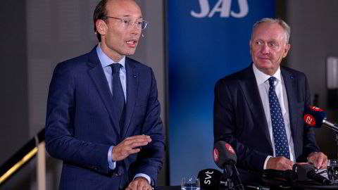 SAS-sjef Anko van der Werff (fra venstre) og styreleder Carsten Dilling presenterte nye eiere i Stockholm 3. oktober i fjor. Et halvt år senere nås en viktig milepæl i domstolene.