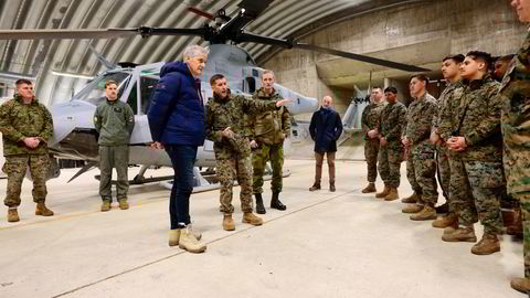 Statsminister Jonas Gahr Støre besøkte amerikanske US Marines soldater som tjenestegjør i en helikopteravdeling ved Bardufoss i forbindelse med militærøvelsen Cold Response 2022.