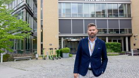 Steinar Nielsen, sjef for Intrum Norge, sier sluttpakkeprosessen har vært krevende.