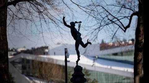 Merkur-statuen står stødig i vårsolen utenfor Oslo Børs. Ellers svinger det fra dag til dag.