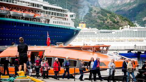 Regjeringen foreslår at det er kun er turister som bor på kommersielle overnattingssteder som skal betale turistskatt, ikke cruiseturister som her i Geiranger. I alle fall ikke foreløpig.