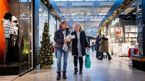 Venninnene Mette Eliassen (fra venstre) og Trine Tomlin møtes ofte for en kaffe på CC vest. De har allerede bestemt seg for å handle mindre julegaver i år.