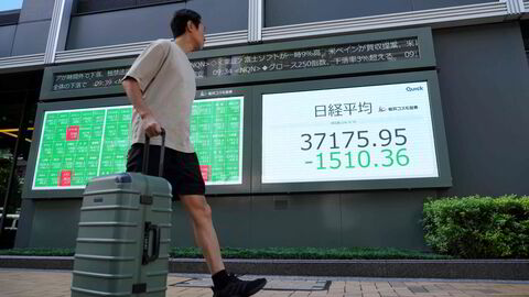 Nikkei-indeksen ved Tokyo-børsen falt med over 1500 poeng onsdag morgen. Leverandører til databrikkeindustrien leder nedgangen.