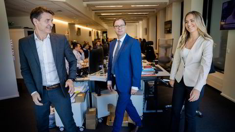 Sjeføkonom Marius Gonsholt Hov (midten) i Handelsbanken sier dagens tall er dårlig nytt. Her med Nils Kristian Knudsen og seniorøkonom Sara Midtgaard.
