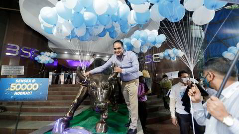 Ballongene var klare og Mumbai-børsen i India gjorde seg klar til feiring da hovedindeksen Sensex i noen minutter passerte 50,000-nivået for første gang den 21. januar. Nå venter investorer på at indeksen skal avslutte en full handelsdag på over den psykologiske viktige grensen.