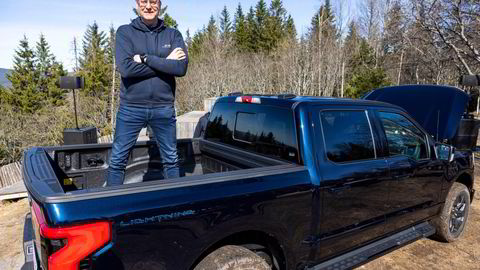 Den elektriske pickupen Ford F-150 Lightning på norske skilter med adminstrerende direktør i Ford Norge, Per Gunnar Berg på planet.