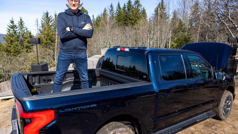 Den elektriske pickupen Ford F-150 Lightning på norske skilter med adminstrerende direktør i Ford Norge, Per Gunnar Berg på planet.