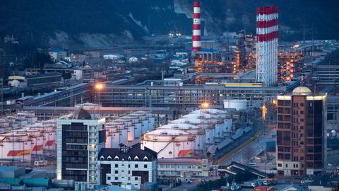 Oljetanker på Rosnefts TN-Tuapinski-raffineri i Tuapse i Russland.