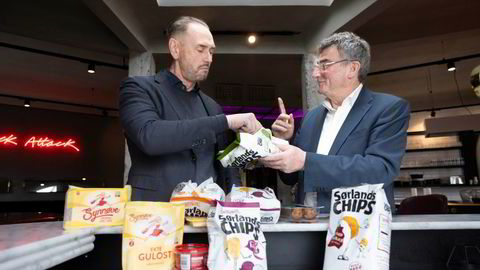 Gründerne Stig Sunde, til venstre, og Jan Bodd med Sørlands chips som er en del av vareporteføljen til Jordanes.