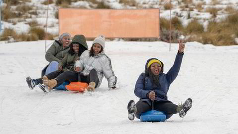 . Mens europeere svetter seg gjennom en rekordvarm sommer, står skientusiaster på villsnø lengst sør i Afrika.