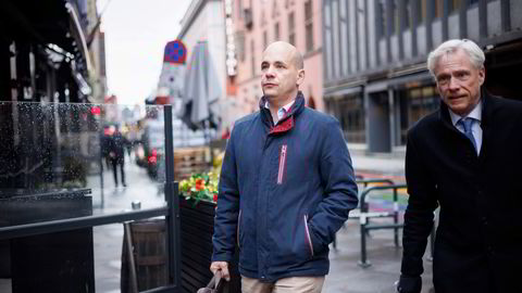 Santos Ferreira (til venstre) mener blant annet han ble utsatt for ulovlig innleie da han jobbet med Tiktoks nye datasenter. Her på vei til retten med advokat Vegard Michele Lund.