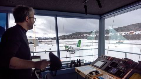 Fra tårnet på Ørsta-Volda lufthavn har Daniel Klepp tatt ned dagens første Widerøe-fly fra Oslo. Det sirklet over flyplassen i en halvtime i påvente av at en snøbyge med kraftig vind blåste forbi. Nå trues tårnet av nedleggelse.