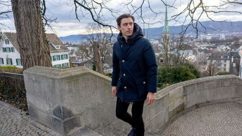 Philip Berntsen har startet opp blokkjedeselskapet Frigg i Sveits, og tar en doktorgrad på universitetet i Zürich, som ligger på et høydedrag over sentrum. Han sier en ny regulering er beste argument for å bli i Sveits.