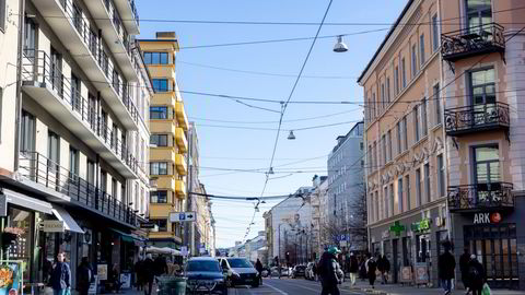 Disse byggene, på hver sin side av Bogstadveien i Oslo, eies av familien Sandvolds selskap Frognerbygg. I løpet av de siste månedene har både foreldrene og barna flyttet til Sveits.