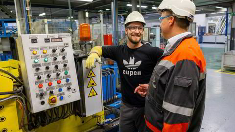 Administrerende direktør Tobias Müller i Hydro Raeren slår av en prat med maskinoperatør Joey Nicoll. Hydro Extrusion kunne i første kvartal vise til et rekordresultat, men som flere av de europeiske anleggene sliter de med høye energipriser og kostnader.