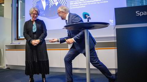 Konsernsjef Benedicte Schilbred Fasmer (fra venstre) i Sparebank 1 SR-Bank fikk Per Halvorsen i Sparebank 1 Sørøst-Norge på tråden for snart ett år siden. Sammen danner de Norges tredje største bank.