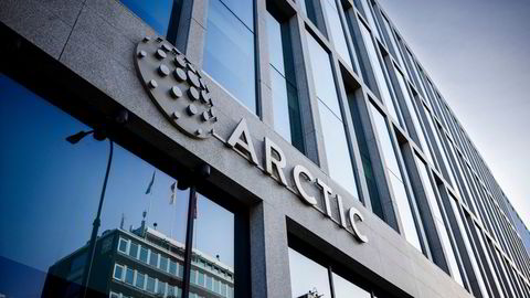 Meglerhuset Arctic Securities står bak rundt 40 eiendomssyndikater med en brutto eiendomsverdi på rundt 44 milliarder kroner. Flere av disse har allerede fått problemer.