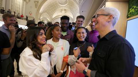 Apple-sjef Tim Cook fikk filmstjernebehandling da han besøkte Apple Store på Broadway i Los Angeles.