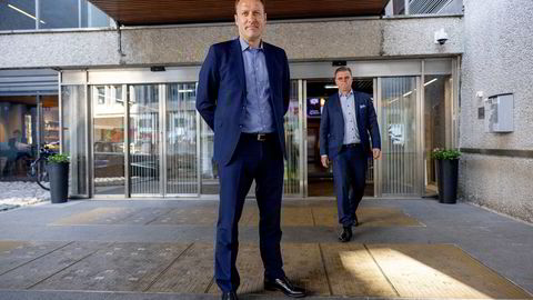 Severin Roald blir ny sjef for Geelmuyden Kiese i Norge. Til høyre er styreleder Jonas Palmqvist, som er administrerende direktør i det nye eierselskapet Paritee. De to er avbildet utenfor byråets midlertidige lokaler ved St. Olavs plass i Oslo.