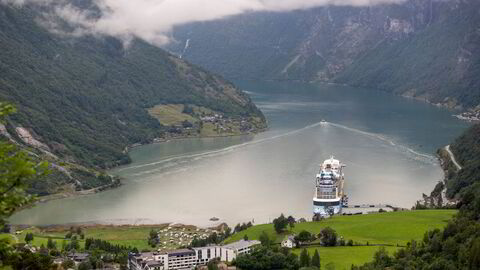 Vi må hindre at utenlandske operatører skummer fløten av norsk reiseliv, skriver forfatterne. Her er cruiseskipet «Anthem of the Seas» i Geiranger.