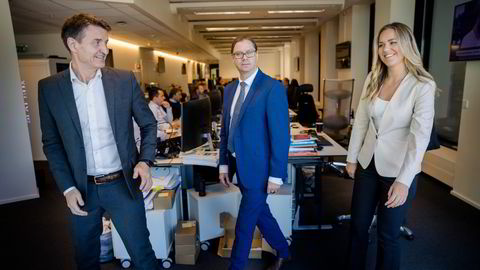 Rente- og valutastrateg Nils Kristian Knudsen (fra venstre), Sjeføkonom Marius Gonsholt Hov og seniorøkonom Sara Midtgaard i Handelsbanken.