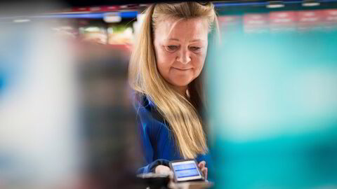 I en årrekke har dagligvarekjedene sendt prisjegere som Marion Beate Olsen inn i hverandres butikker for å sjekke priser. Nå har Konkurransetilsynet konkludert med ulovlig samarbeid og gitt kjedene nesten fem milliarder i gebyr. Bildet av Olsen er tatt i 2017.