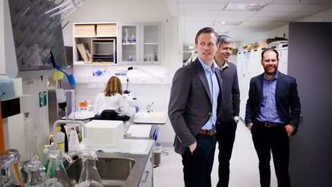DoMore Diagnostics er spunnet ut av et prestisjetungt forskningsprosjekt. Her ved administrerende direktør Torbjørn Furuseth (foran til venstre), styremedlem og investor Øyvind Grotmol (i midten) og teknologidirektør Sepp De Raedt.