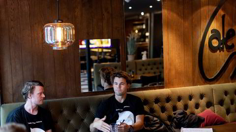 Magnus Carlsen (høyre) er i gang med et nytt sjakkteknologi-selskap, etter å ha tjent store penger på Play Magnus. Mats André Kristiansen går fra Oda for å bli sjef.