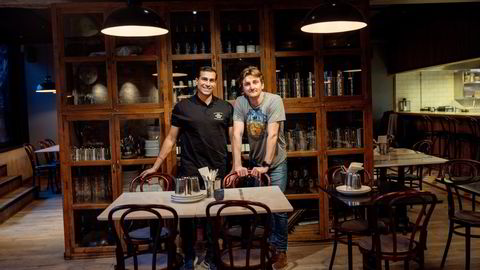 Samir Sharma (til venstre) selger nå 50,1 prosent av aksjene til Eik Servering, ledet av Erlend Karlseng. Oppkjøpet er en del av en større konsolidering i restaurantbransjen.