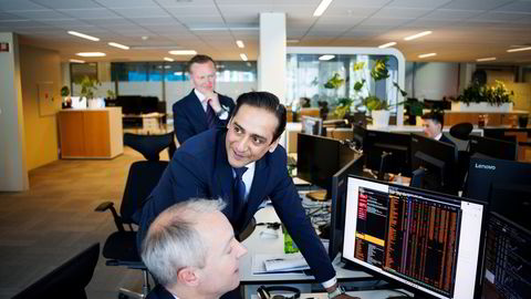 Andreas B. Lorentzen (nærmest), Karl Otto Gulseth (bak) og Adil Shah sjekker hvem som er dagens vinnere på børsen.