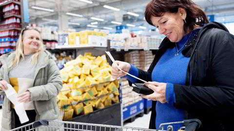 Linda Nilsen (til venstre) og Laila Oremo studerer kvitteringene for hva de har handlet så langt. De er blant flere som har tatt turen over til Sverige for å handle.