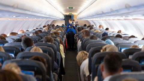 SAS' kabinpersonale serverer kaffe og te på et SAS-fly. Bildet er fra en flytur mellom Oslo til Stockholm i fjor.